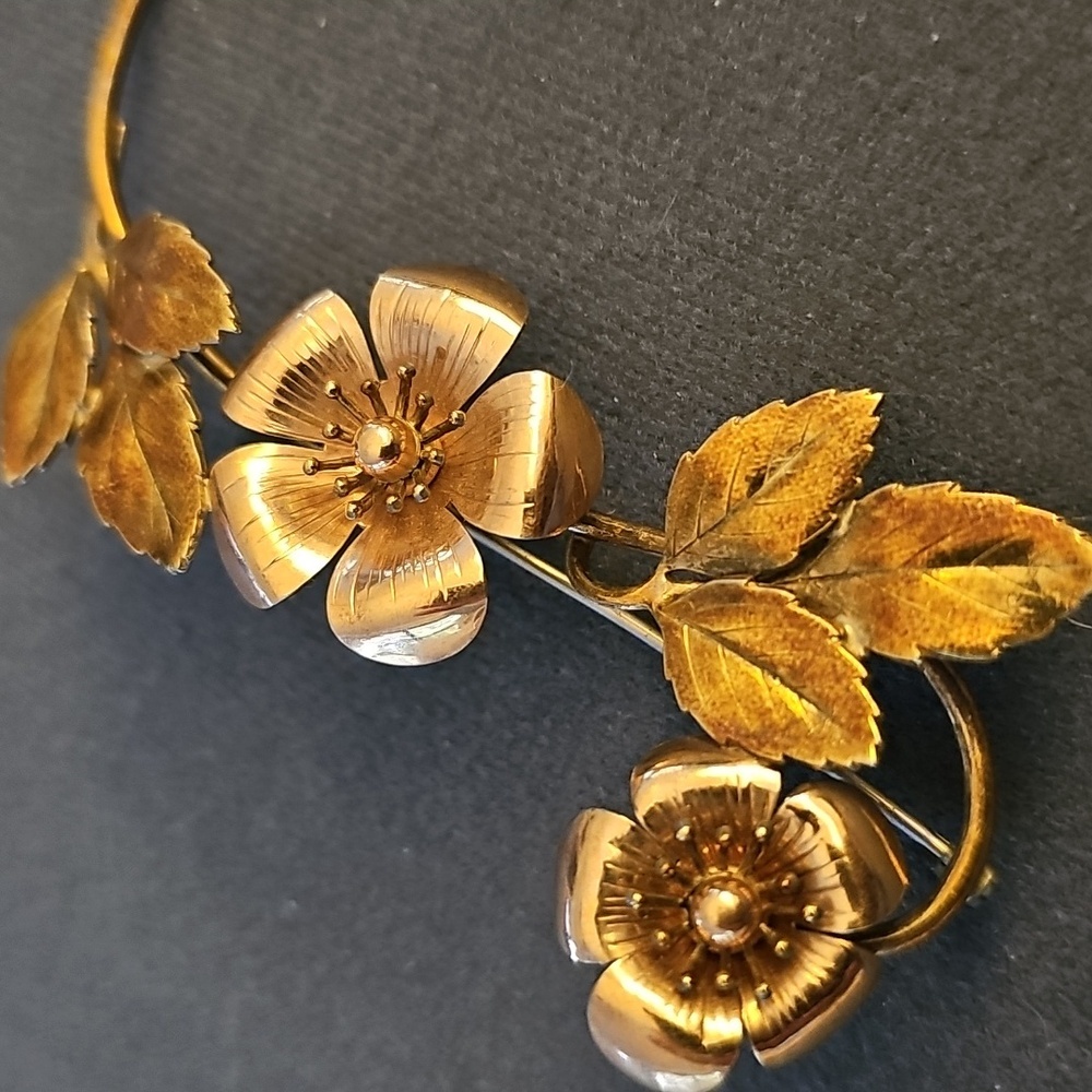Gold Floral Women Vintage Pin. There Are No Maker Marks - Picture 2 of 7